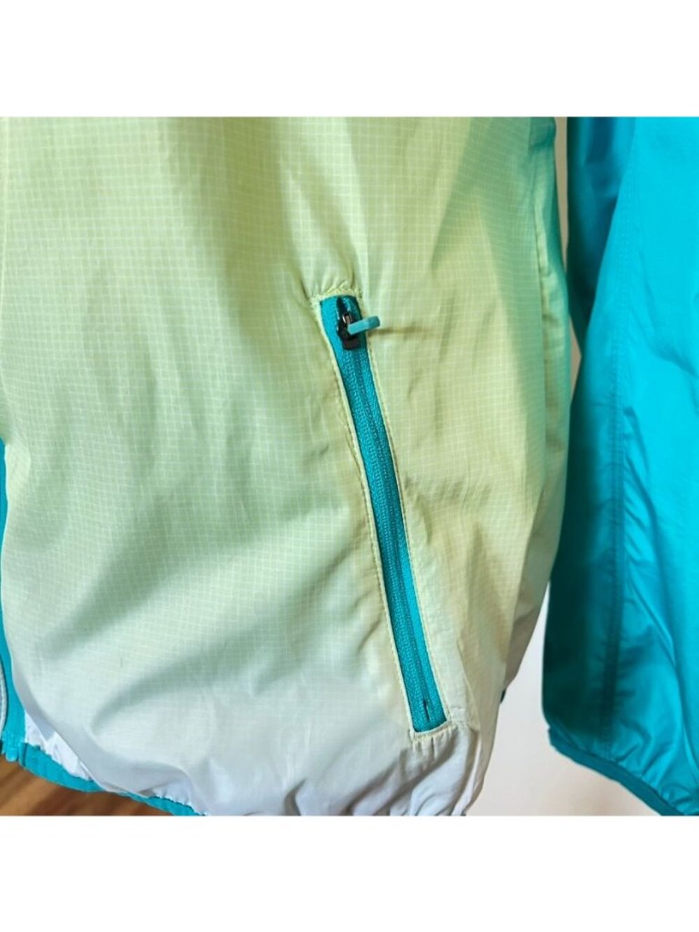 Layer 8 Womens Sz M Windbreaker Teal Ombre Hooded Rain Quick Dry Jacket Packable - Picture 10 of 10